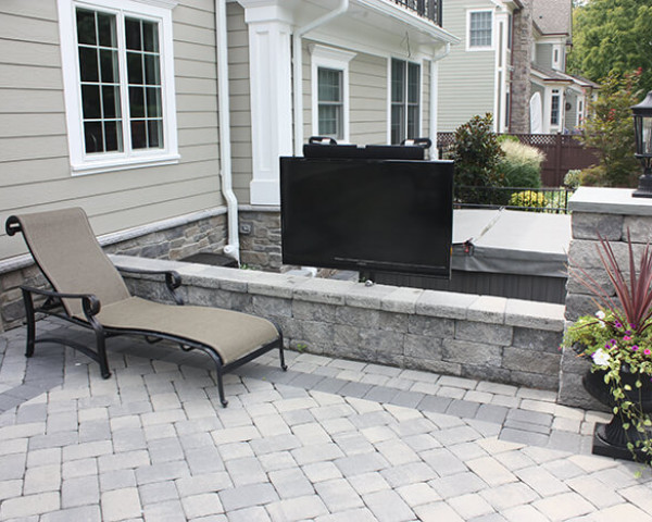  Outdoor TV and Hot Tub
