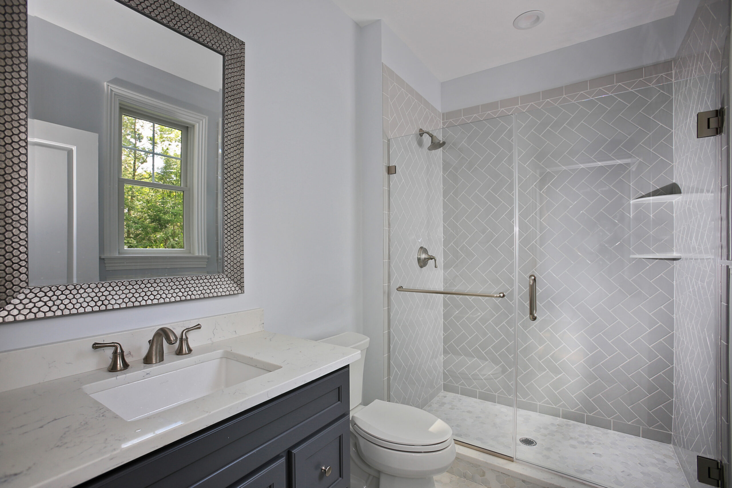 843 Nancy Way – 1st Floor Bedroom Bathroom