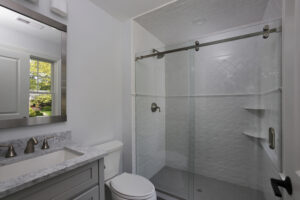 843 Nancy Way - Ensuite Bathroom
