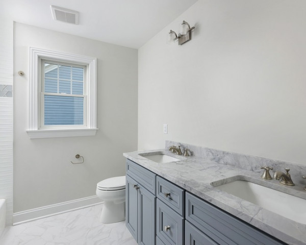 2nd Floor Hall Bathroom