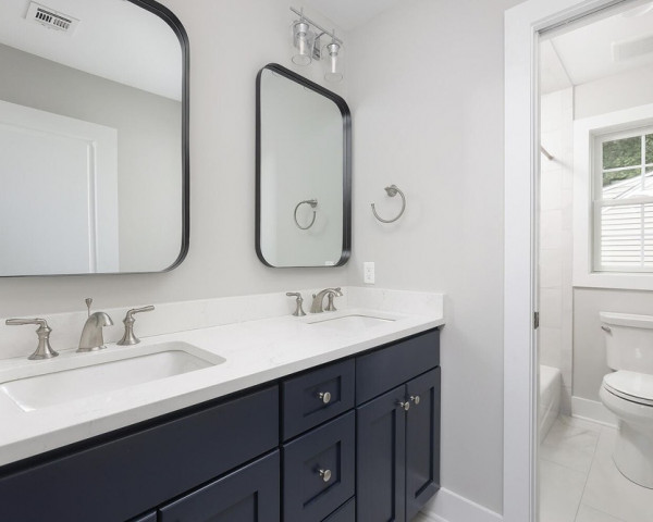 2nd Floor Hall Bathroom I