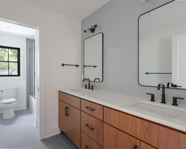 2nd Floor Hall Bath I