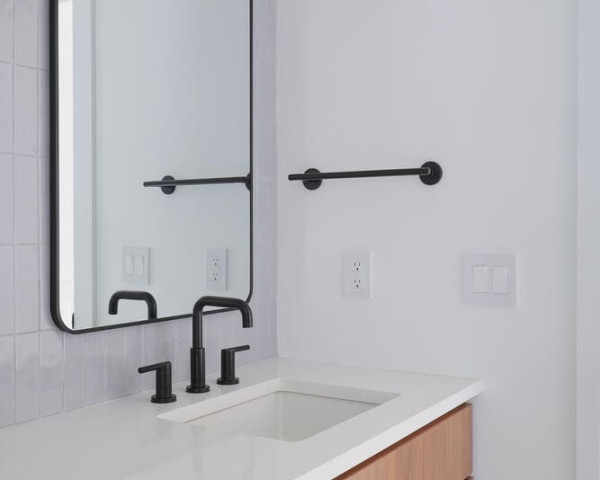 2nd Floor Hall Bath III
