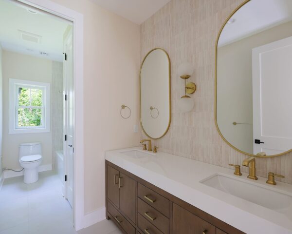 2nd Floor Hall Bath I
